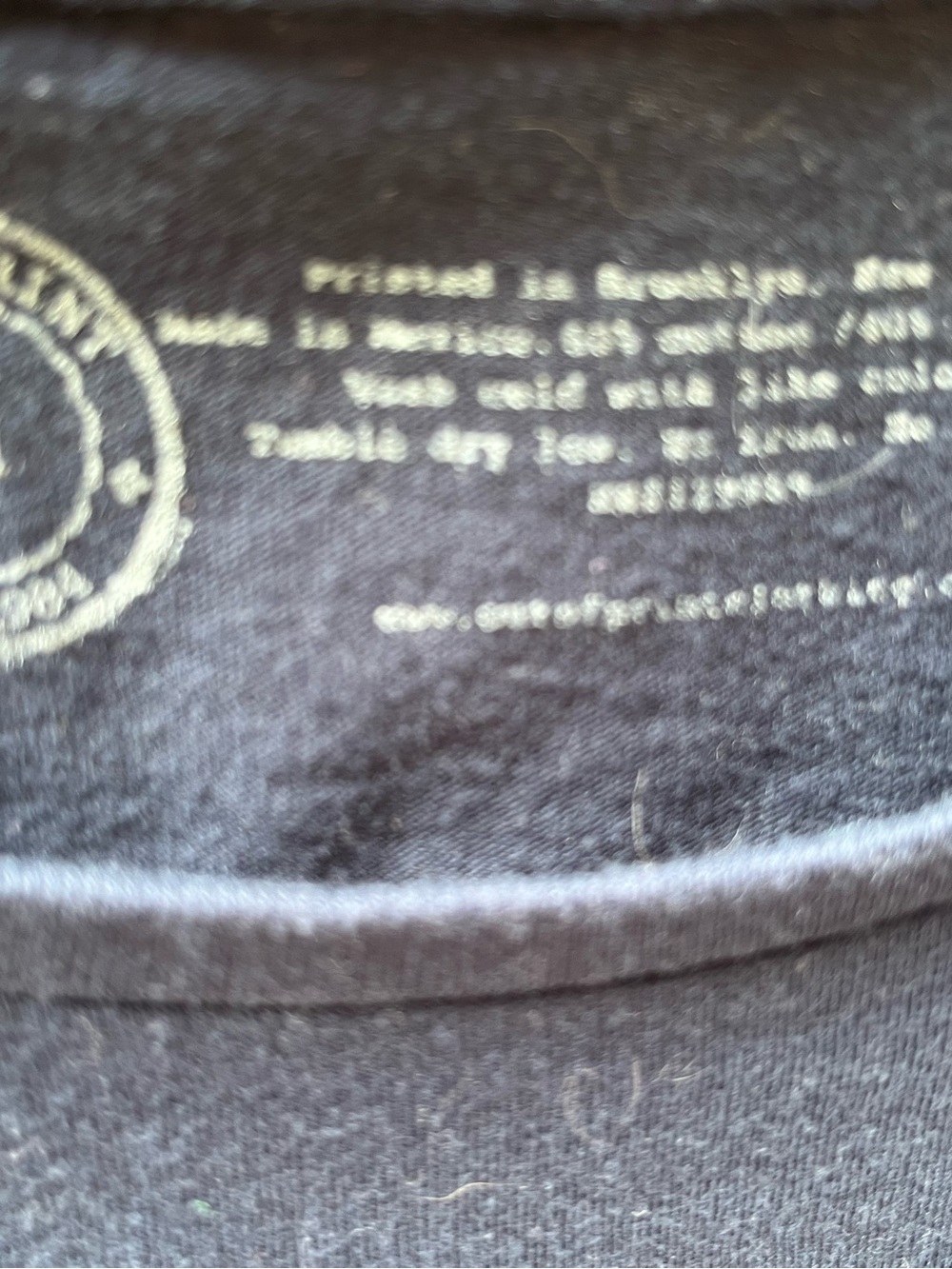 Out Of Print Raised by Books Women’s Relaxed Fit T-Shirt Navy Printed Sz M - Picture 4 of 4